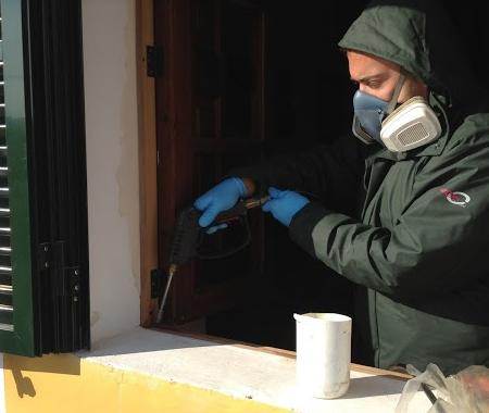 Illes Control performing a treatment against termites by injection