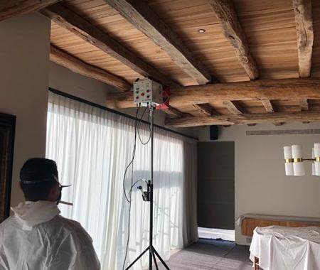 Illes control performing a microwave treatment on some wooden beams to put an end to termites