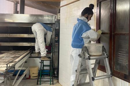 Illes Control realitzant un treball de neteja i desinfecció de tota la cuina